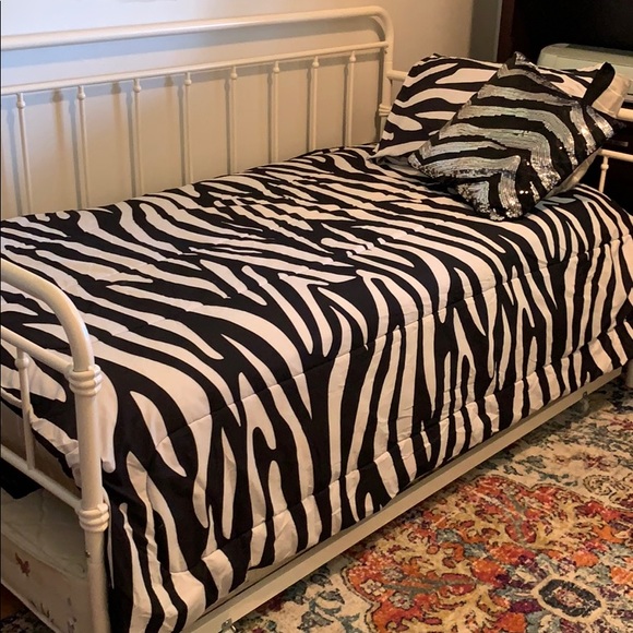 Xhilaration Bedding Zebra Print Twin Bedspread Sham And Throw
